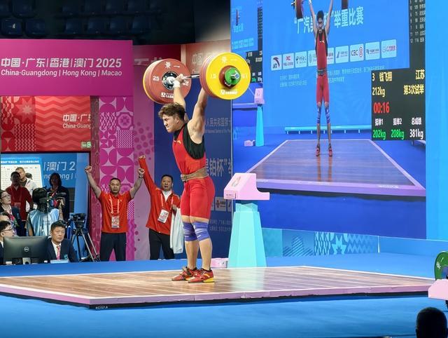 举重男子96公斤级：江苏小将钱飞翔超水平发挥 385公斤夺冠(图2)